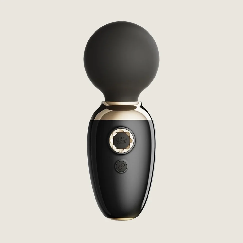 ZALO® Ava Smart Wand Massager. De zachte, ronde kop van AVA is gemaakt van dual-layer siliconen, wat een luxueus gevoel biedt dat perfect is voor een volledige lichaamsmassage, verkrijgbaar in Obsidian Black, Ivory White en Sakura Pink.